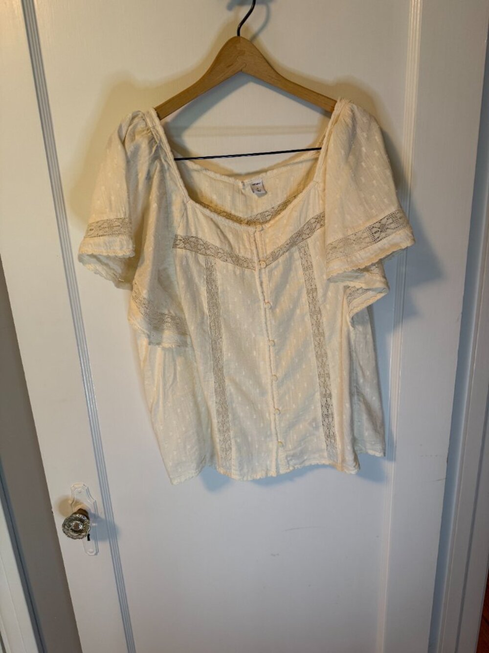 Old Navy cream ruffle sleeve top.